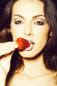 的女人吃红草莓