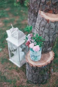乡村婚礼照片区。手工制作的婚礼装饰品包括照相亭木桶和盒子灯笼手提箱和白花