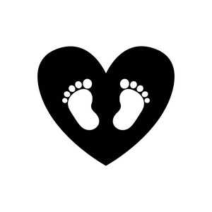 在白色 bac 的黑色心脏图标内的婴儿脚印照片