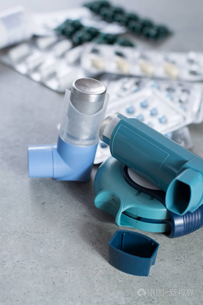 哮喘,支气管炎,肺部疾病的药片和吸入器