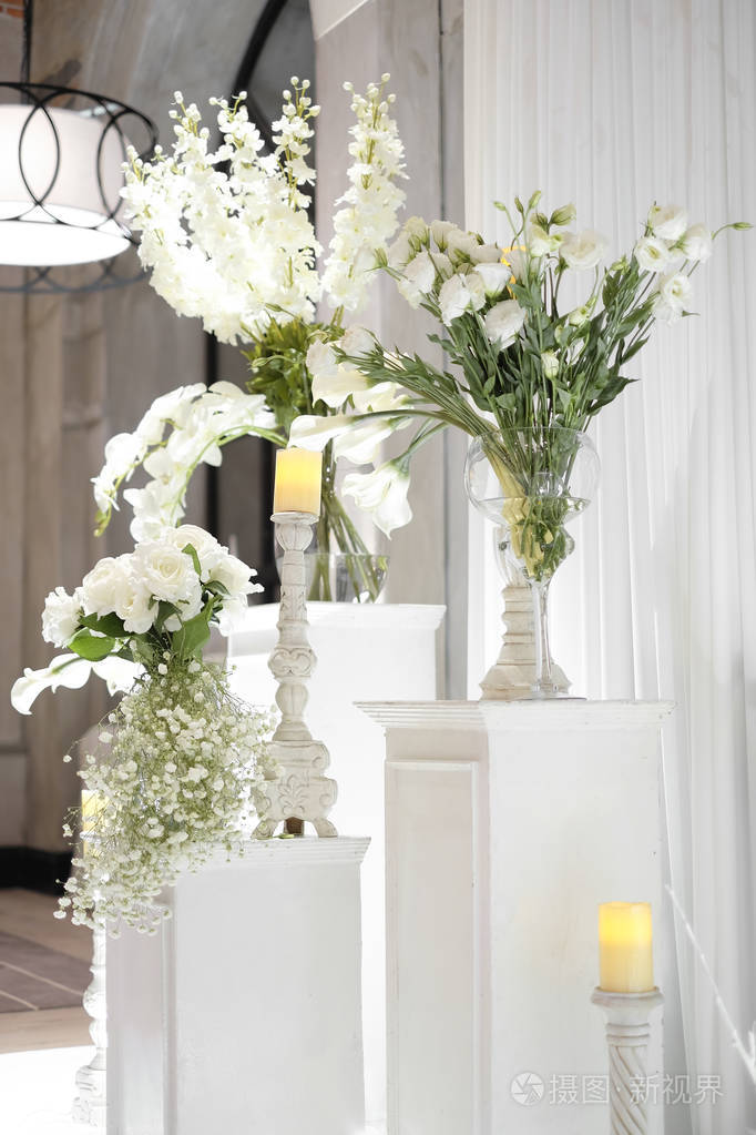 花瓶中的白色花朵展示柔焦