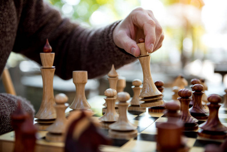 高级男子下棋户外