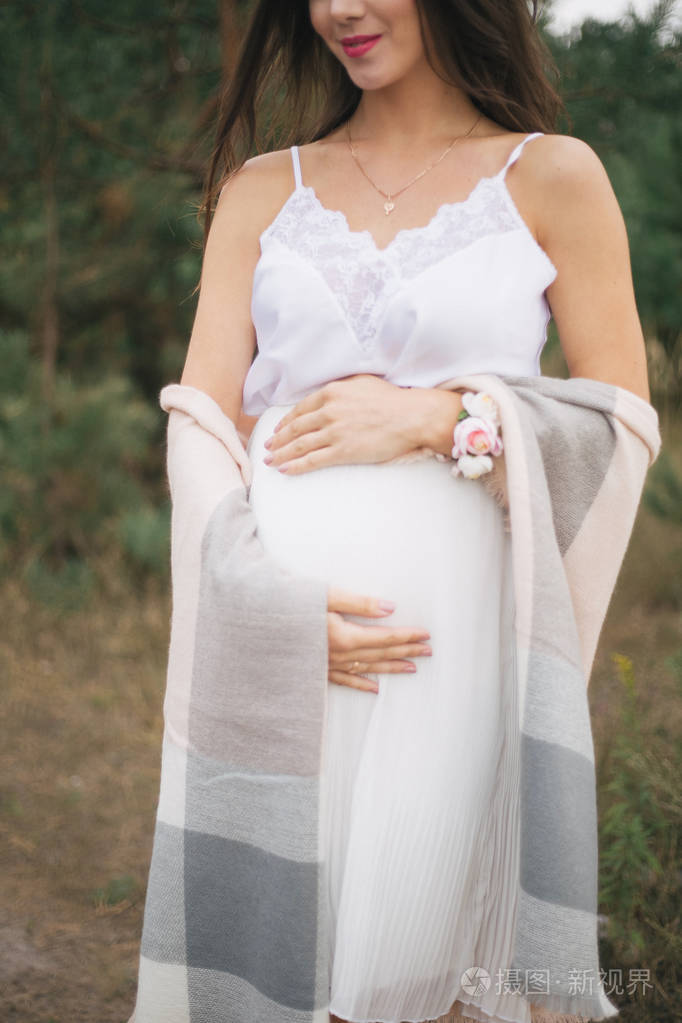 美丽的怀孕女孩在公园