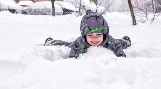 一个小孩从雪地或冰块里往外看。儿童 p