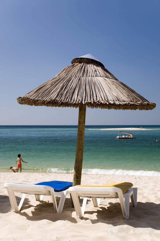 海滩上的遮阳伞