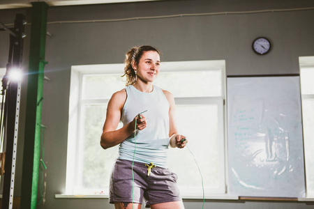 一根绳泳衣寫真年轻白种人微笑的女士拿着一根跳绳健康和健身概念照片