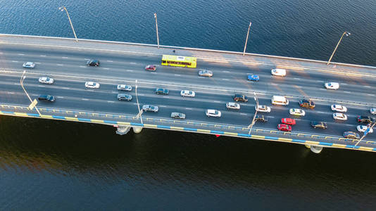 从以上城市交通的角度看桥梁道路车辆交通拥堵