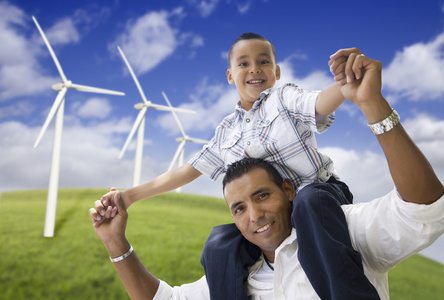 快乐的西班牙裔父子与风力涡轮机
