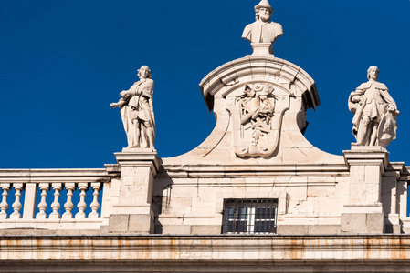 西班牙马德里皇家宫殿大厦的正面。特写