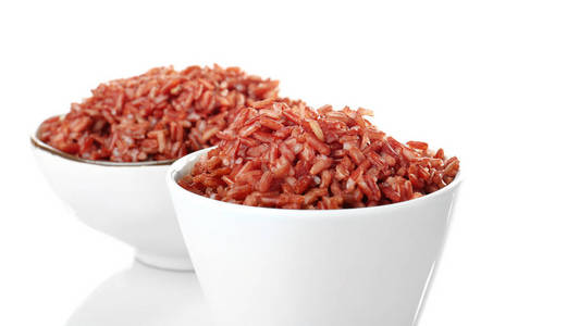 红米饭，孤立在白色的碗