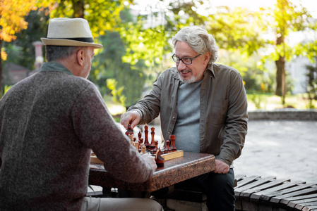 快乐的高级男子一起下棋户外