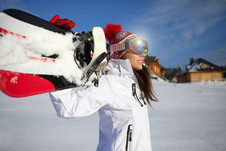 一个年轻的女人在阿尔卑斯山滑雪