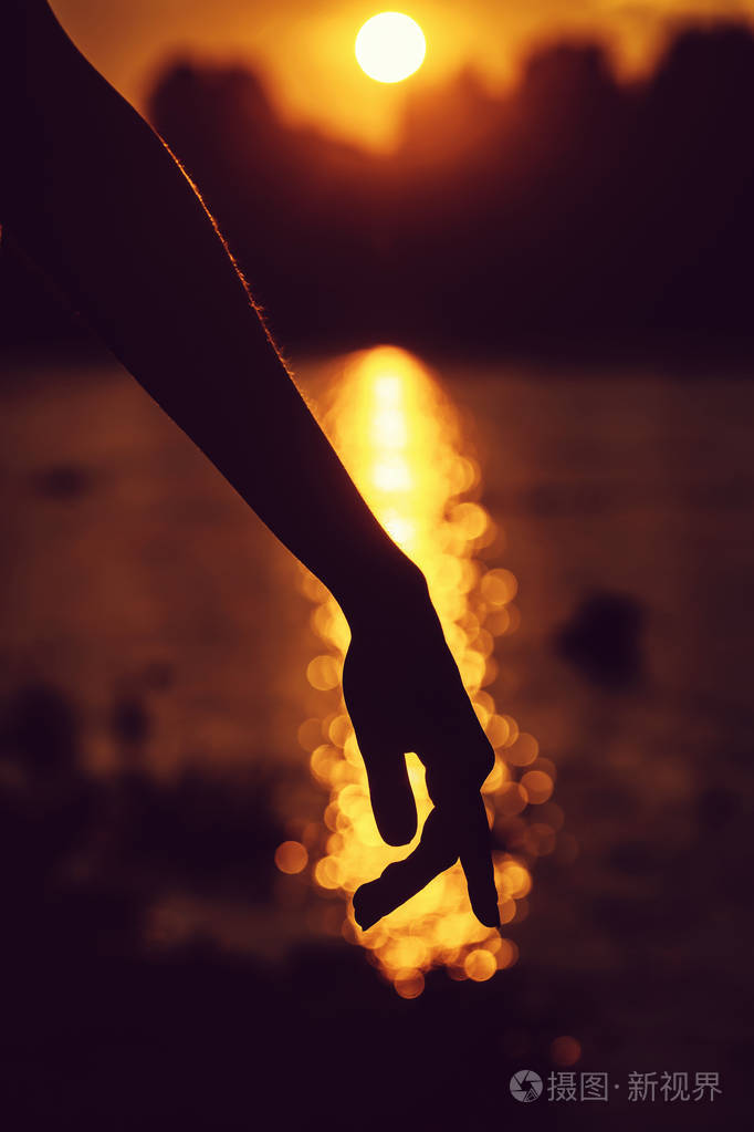 女手上美丽的日落
