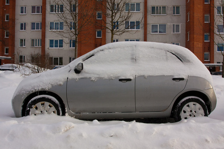 雪堤上的汽车