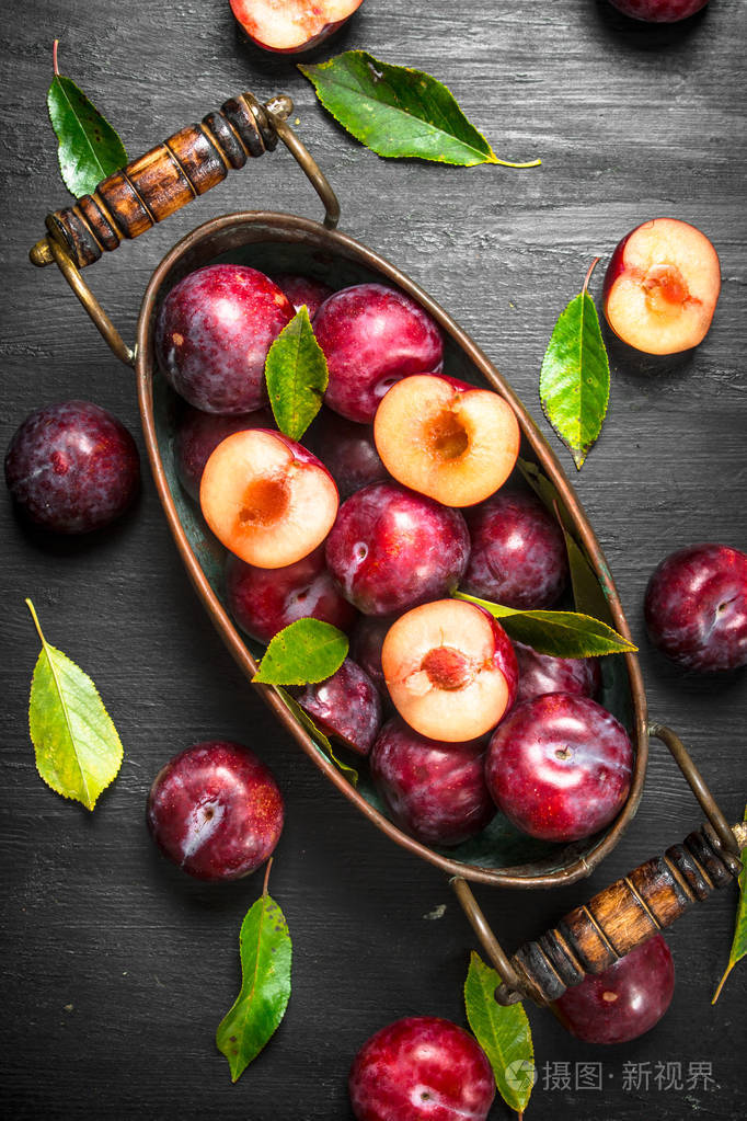 在一个碗里的成熟李子