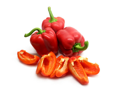 静物与三整体和切片红色成熟的甜椒孤立在白色背景特写