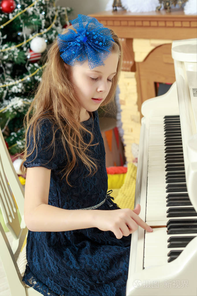 小女孩在白色的钢琴