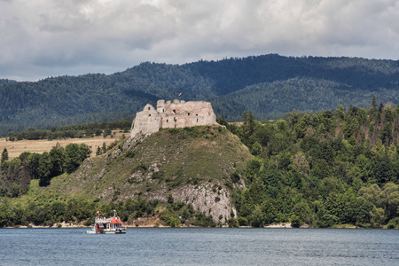 Czorsztyn 城堡遗址位于波兰最南端的 Czorsztyn。Czorsztyn 湖位于 Niedzica 城堡