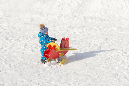 在雪地里玩的开心宝贝男孩