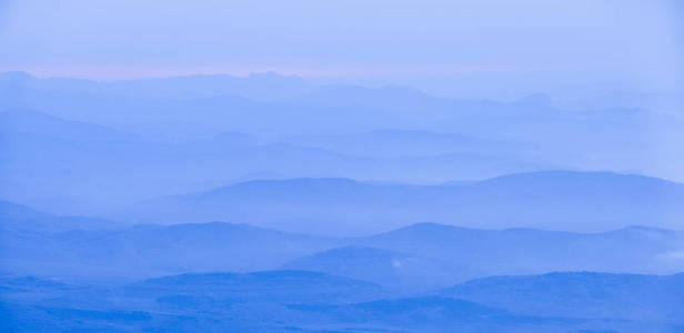 风景与蓝色山