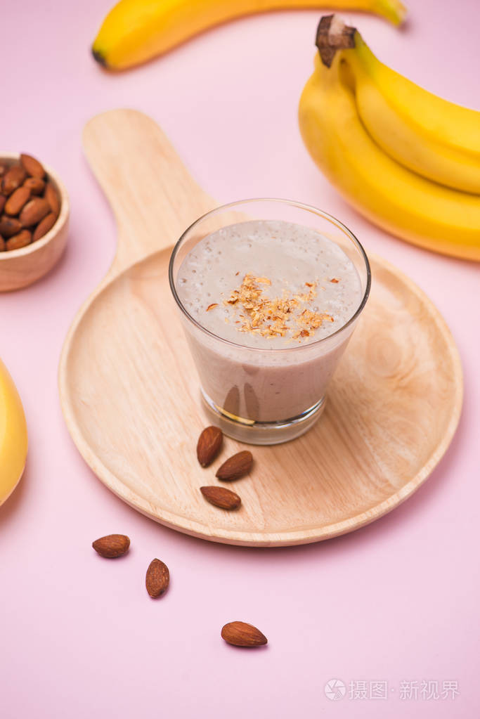 新鲜的香蕉冰沙在粉红色背景