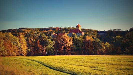 美丽的秋天风景与 Veveri 城堡。天然五彩斑斓的景色与日落。布尔诺坝捷克共和国欧洲