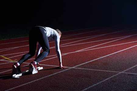 短跑运动员在跑道上留下起跑块照片
