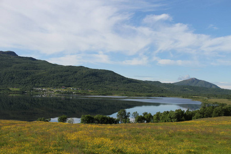 Kvaloya 和 Senja 群岛, 挪威, 山脉, 湖泊, 峡湾