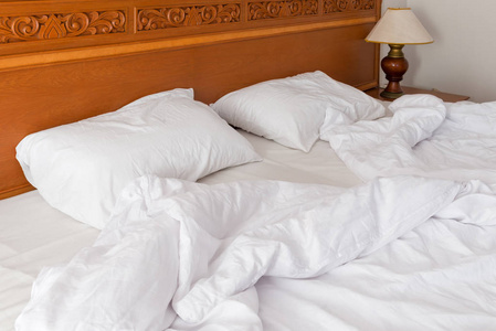 酒店封面后一个梦的清晨在一间酒店的床的特写镜头照片