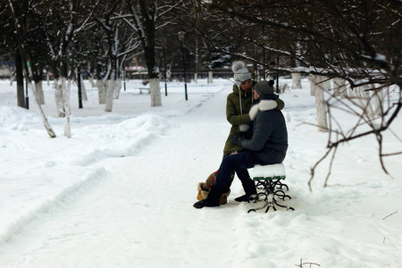 恋人在公园冬天图片