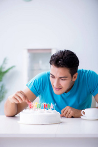 在家里的年轻人独自庆祝生日