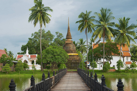 查看笏 Traphang 丁字裤与桥在一个池塘的前景在泰素, 泰国