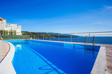 现代 mediterranian 别墅海景泳池照片