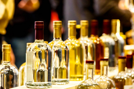 许多不同的烈性酒瓶站在一排 t照片