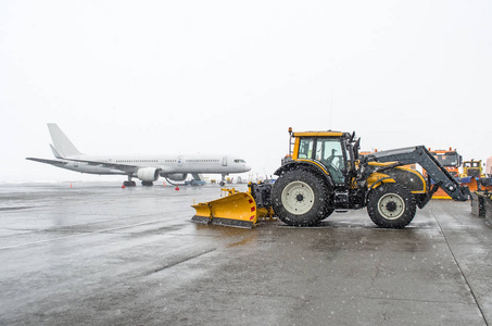 客机在停车场 冬天多雪天气雪拖拉机