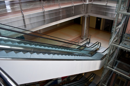 现代化楼中的玻璃电梯轴扶梯