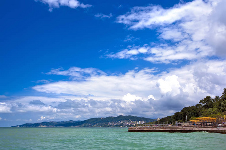 在黑海, 索契, 俄罗斯的一个夏日阳光明媚的日子的抽象海景