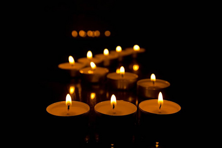 浪漫背景与蜡烛, 火焰蜡烛在黑暗的背景