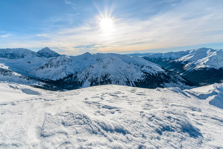 Kasprowy Wierch 附近的 snowcapped 高 Tatras