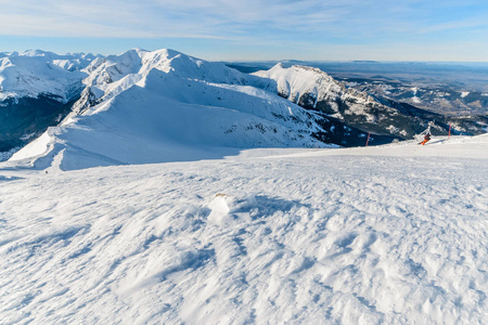 snowcapped 高 Tatras 在波兰的 Kasprowy Wierch 附近。日胶片