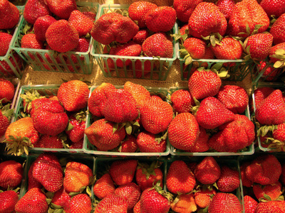 一排排草莓放在塑料篮子里展出