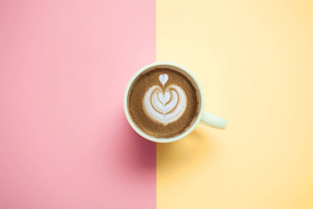 咖啡杯与卡布奇诺的粉彩背景顶部视图