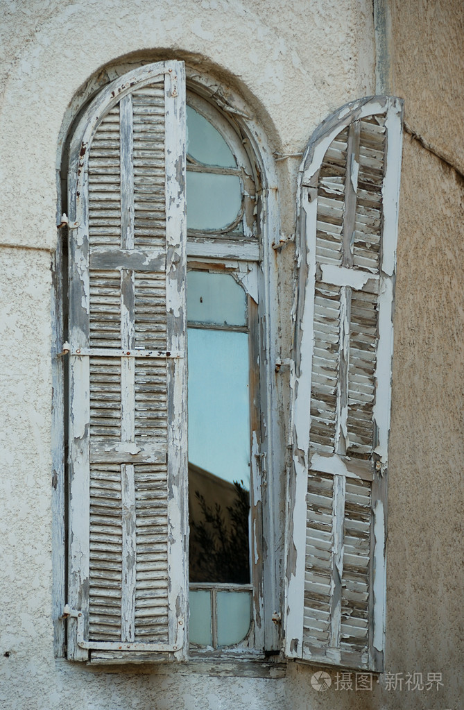包豪斯风格建筑的旧窗户