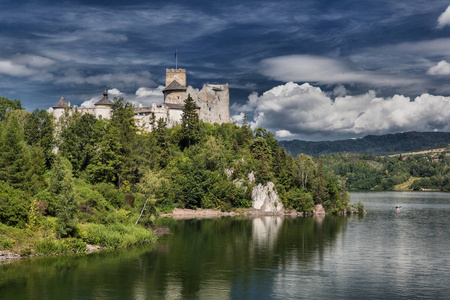 Dunajec 城堡是一个中世纪的堡垒位于右岸的 Czorsztyn 水库在 NiedzicaZamek, 波兰的村庄