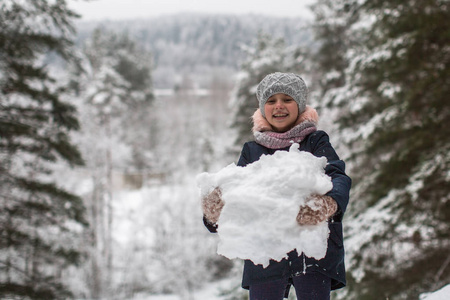 小可爱的女孩造型雪人在冬天公园