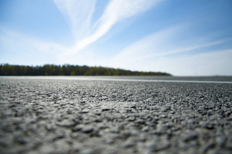 美丽的风景和日出的道路上。沥青路面具有标记。与模糊