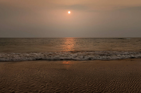 日落的海景美丽的海滩