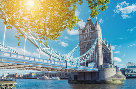 在伦敦的一个夏天, 可以看到塔桥和泰晤士河。网站和杂志布局的理想选择