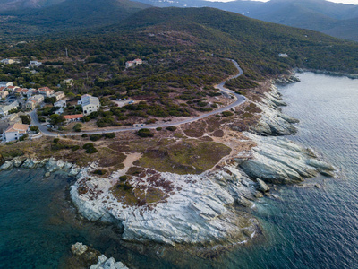 盘山公路的法国海岸的鸟瞰图。Barcaggio。帽科西嘉半岛，在 Giraglia 岛的最北端帽科西嘉点。科西嘉。海岸线长。法国