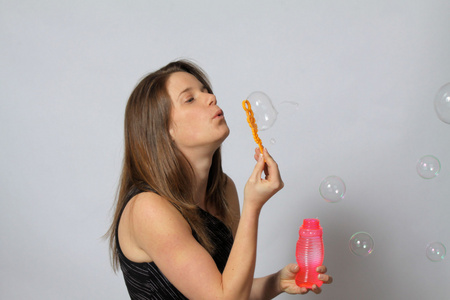 吹泡泡的人图片
